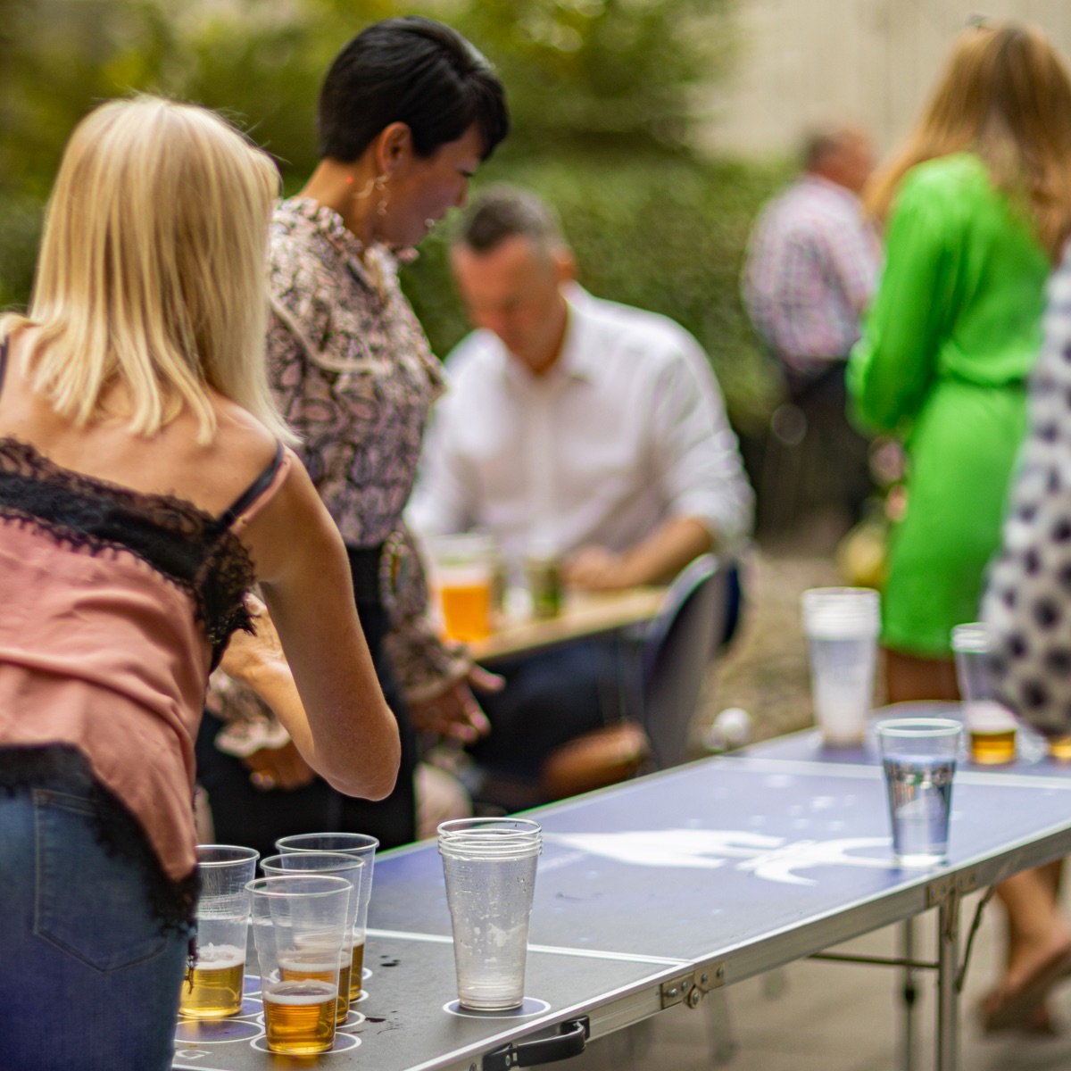 Kvinde spiller Beer Pong til en firmafest