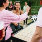 Lej et mega shuffleboard til jeres konfirmationsfest